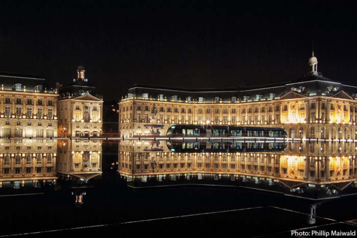 Place de la Bourse à Bordeaux reflétée dans le plus grand miroir d'eau du monde.